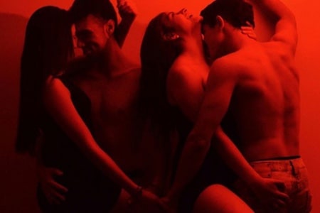 Dos parejas que se cogen de la mano en fondo rojo